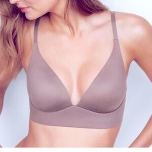Victoria’s Secret Lightly Lined Plunge Bra in Silver 34D- pull on